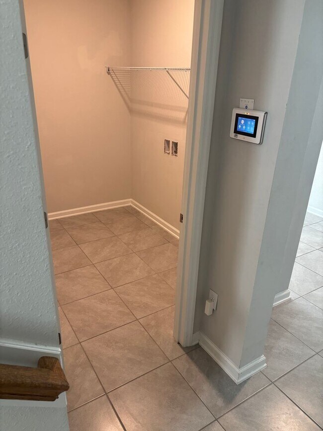 Building Photo - 4 Bedroom 3 Full Bath House in Convenient Location