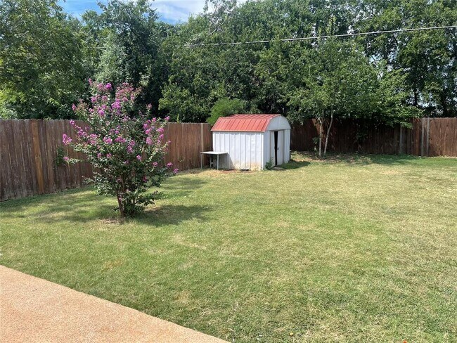 Building Photo - 209 N Kings Canyon Dr