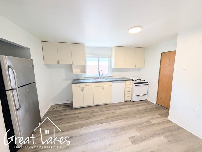 Building Photo - Beautiful 3 Bedroom 1 Bathroom now availab...