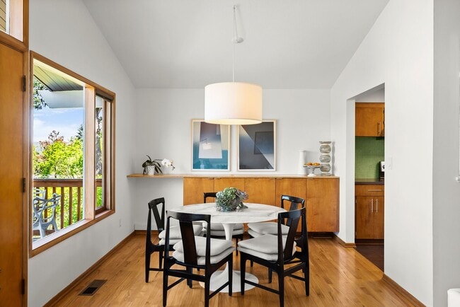 Building Photo - 4 Bed / 3 Bath in the Hallinan Neighborhood