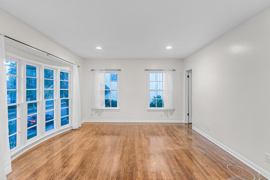 Building Photo - 222 S Rexford Dr