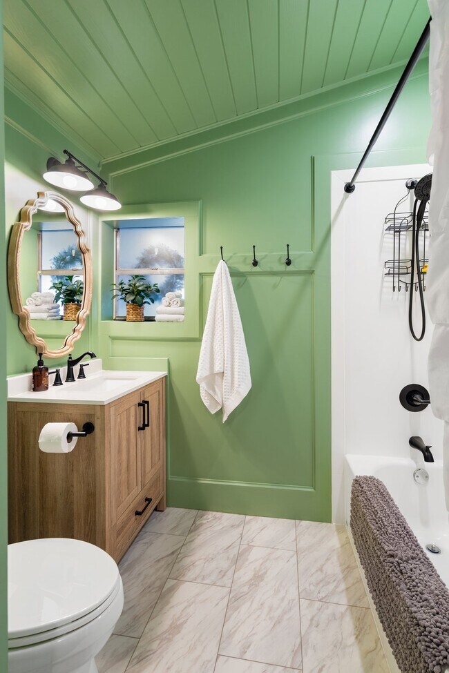 Building Photo - 676 S Waco St