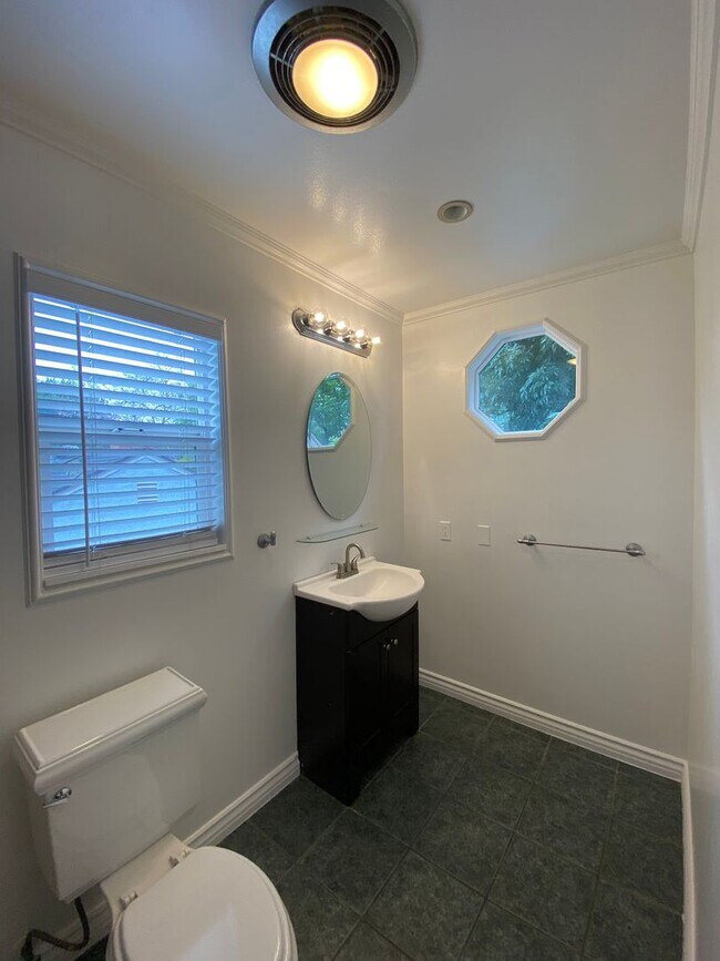 Building Photo - Long Beach: 4 bedroom 3 bath with Spacious...