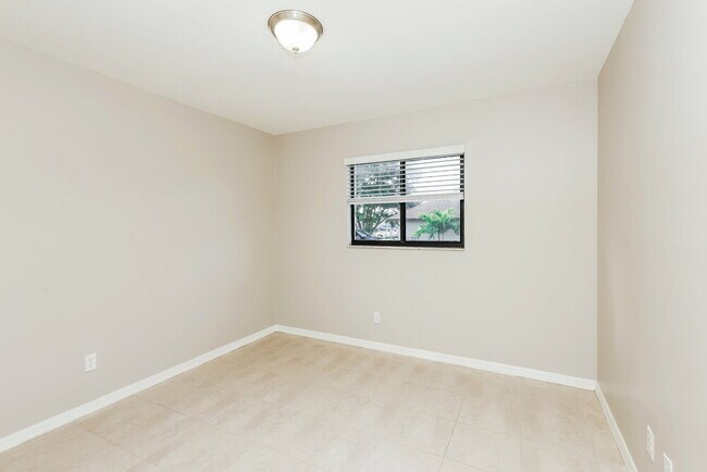 Building Photo - 2126 SW 14th Ave