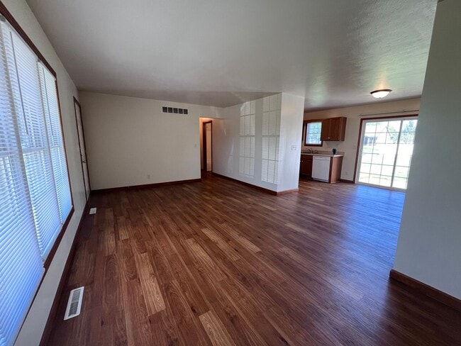 Building Photo - 3-Bedroom Duplex Available in Goshen