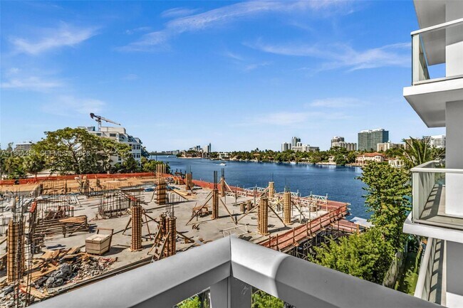 Building Photo - 9901 E Bay Harbor Dr