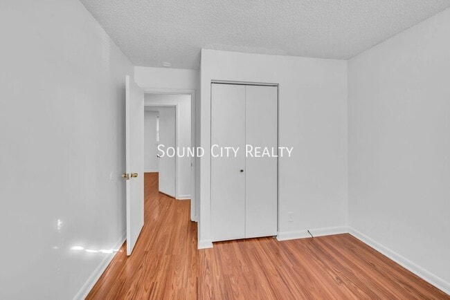 Building Photo - 3232 Hinkle Dr