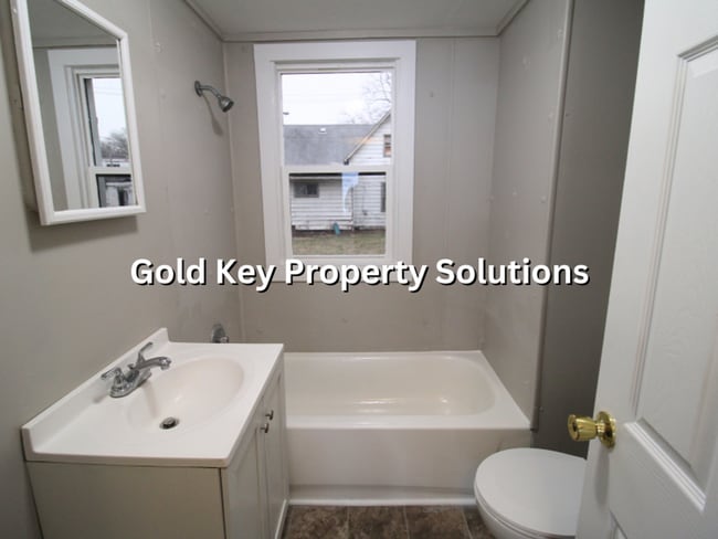 Building Photo - 4 BR 1.5 BA House with Central Air and Covered Porch (SECTION 8 APPROVED)