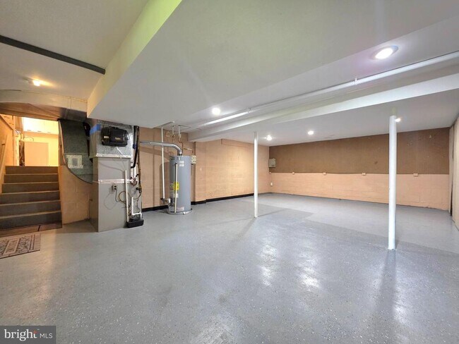 Building Photo - 2215 Collingwood Rd
