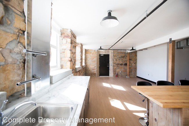 Building Photo - 925 Dilger Ave