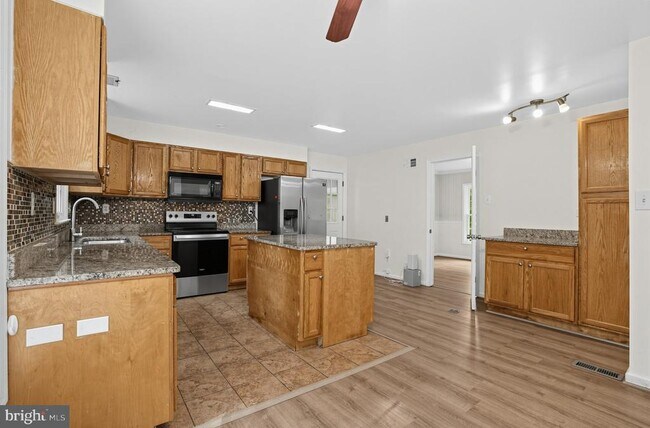 Building Photo - 6401 Wolf Run Hunt Ct