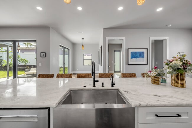 Building Photo - 1707 N Peninsula Ave