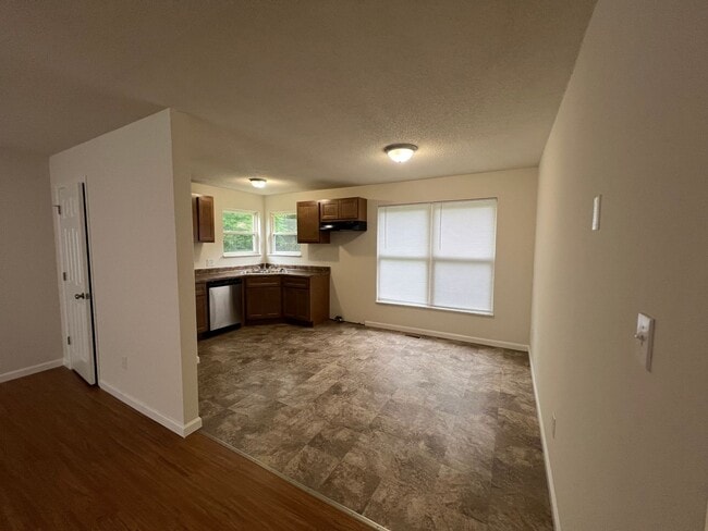 Building Photo - Spacious 4 bedroom Home conveniently locat...