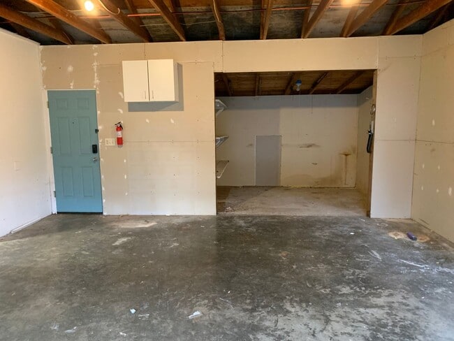 Building Photo - **Daisey King **