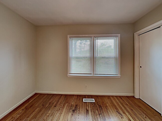 Building Photo - 204 Leach Cir