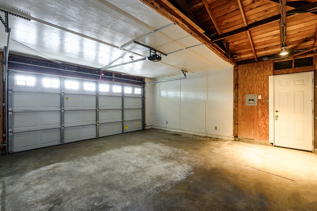 Building Photo - Beautifully Renovated 3BR/2BA Single-Story...