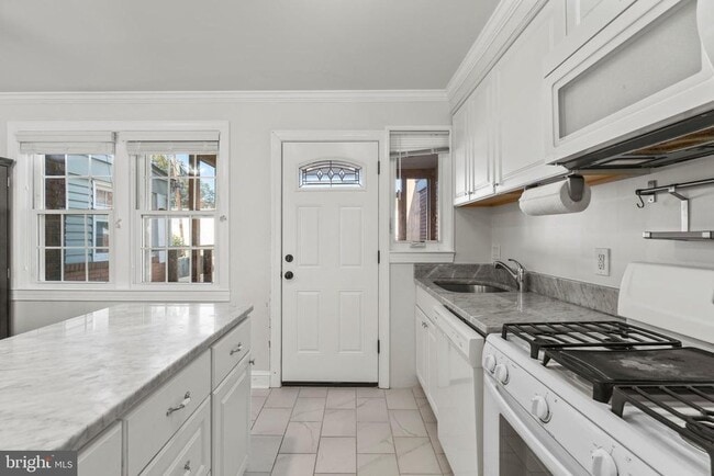 Building Photo - 510 E Nelson Ave