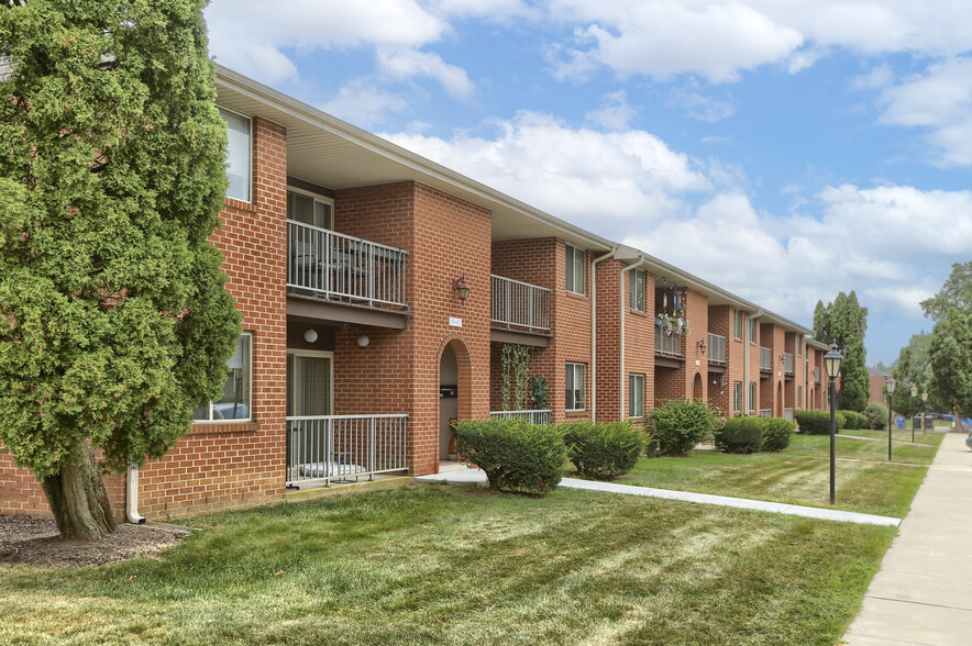 Apartment Community - Delbrook Manor Apartments