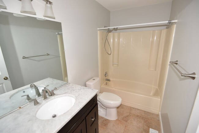 Building Photo - 3 Bedroom Townhome in Kempsville Lakes