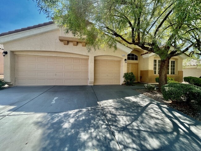 Primary Photo - Stunning 3 bedroom 3 bath with dual primar...