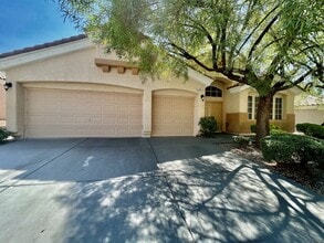 Building Photo - Stunning 3 bedroom 3 bath with dual primar...