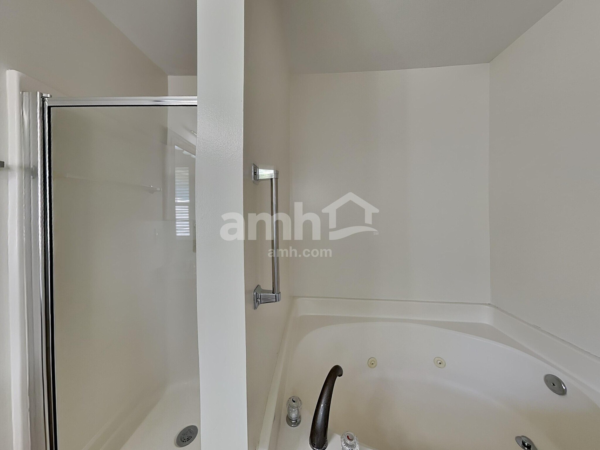 Building Photo - 560 Summit Way