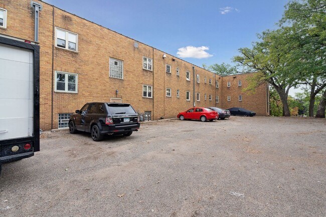 Building Photo - Spacious, Renovated 1BR on Beautiful Iris Park!