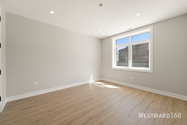 Building Photo - 2354 W Polk St