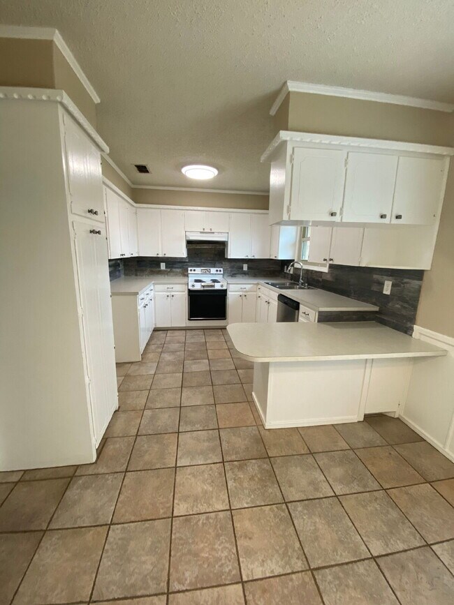 Building Photo - Charming 3-Bedroom Oasis with 2 Full Baths in Prime Lubbock Location - 1547 Sq Ft of Comfort!