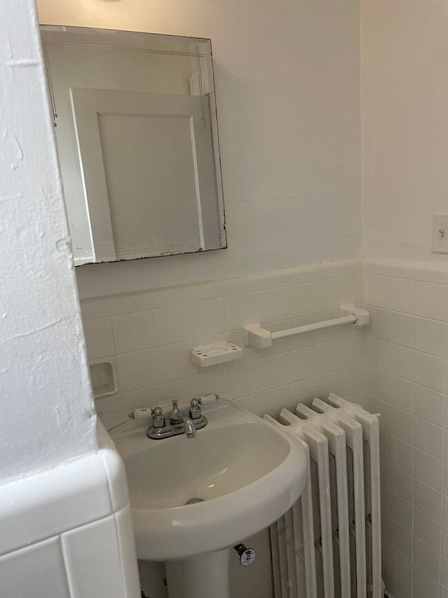 Building Photo - 615 Day Ave SW