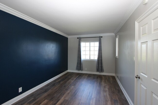 Building Photo - Beautiful 2 bedroom 1.5 bathroom available for rent now