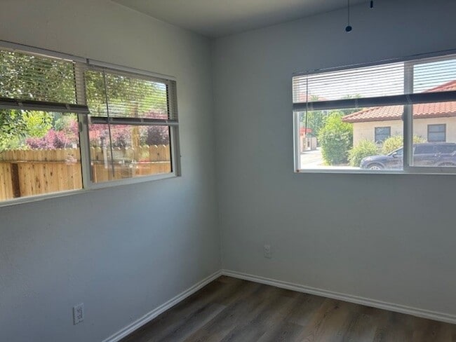 Building Photo - Great Downtown Location