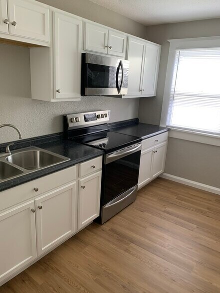 Building Photo - 1341 17th Ave N