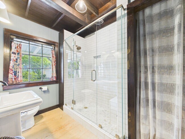 Building Photo - COMING SOON! Charming Cottage in the Center of Town