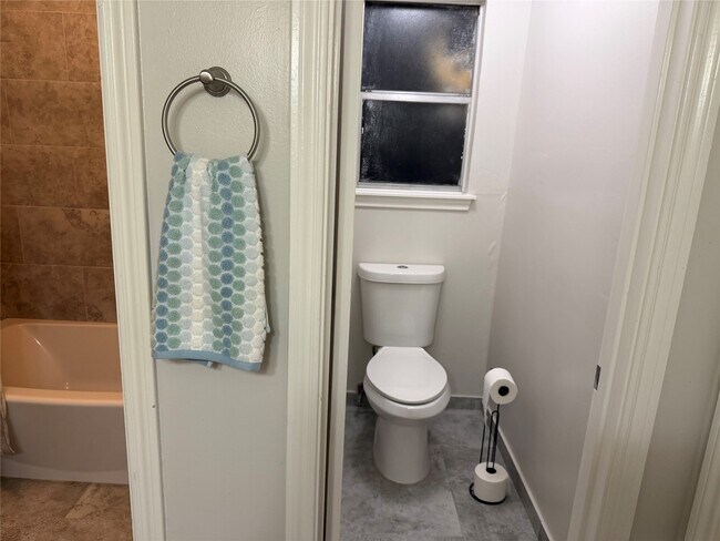 Building Photo - 20307 Pittsford Dr