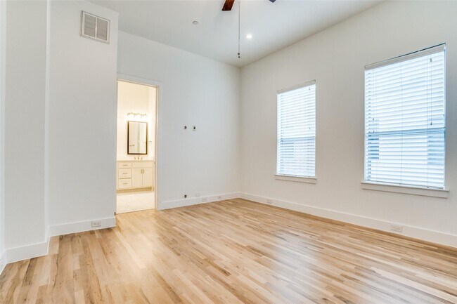 Building Photo - Beautiful townhome featuring granite countertops, hard wood floors, and a small private yard grea...