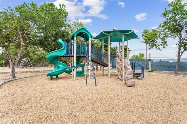 Building Photo - 901 Oakcrest Cir