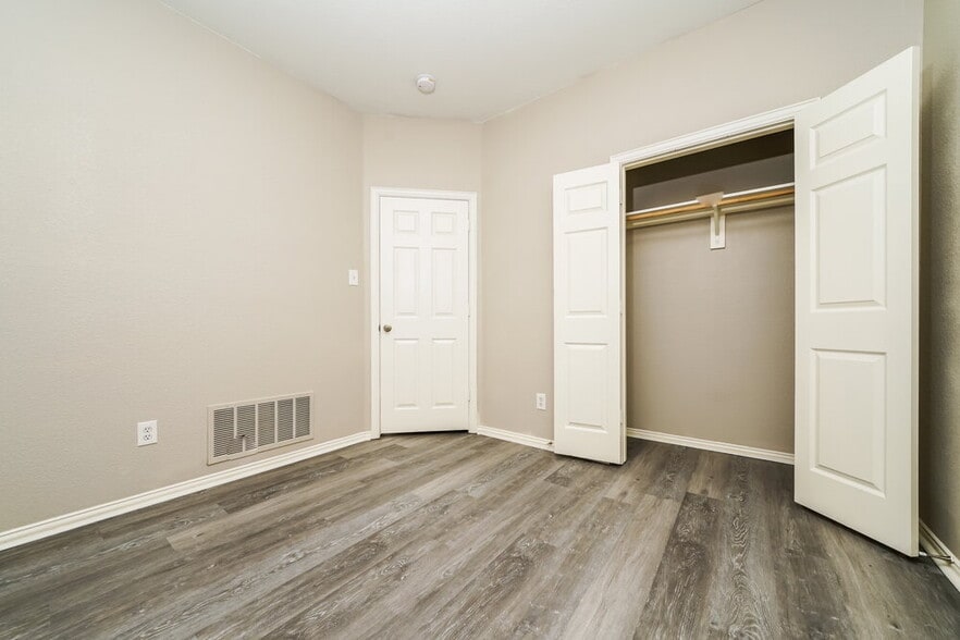 Building Photo - 409 Creekview Dr