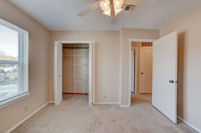 Building Photo - 2 Bed 1.5 Bath Condo Ready For Rent!