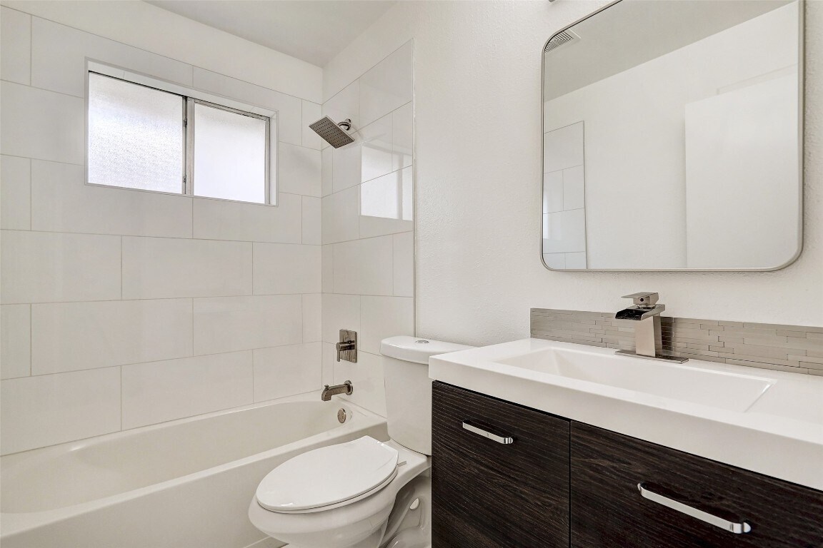 1 of the 3 full bathrooms - double vanity - 11804 Aloe Vera Trl