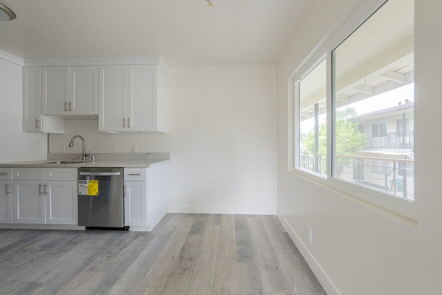 Building Photo - 10043 Haines Canyon Ave