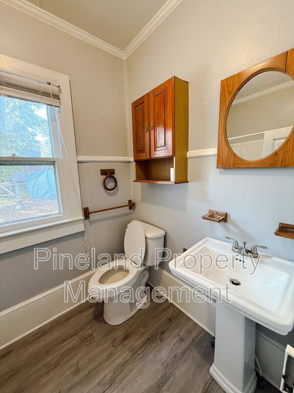 Building Photo - 413 E Donaldson Ave