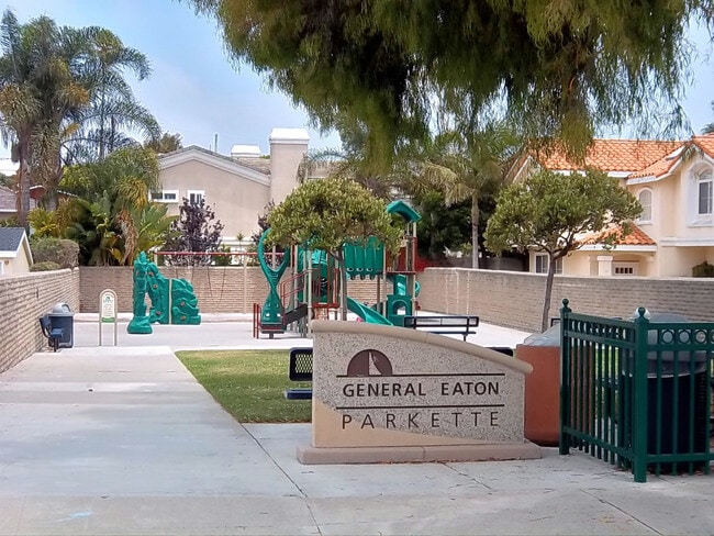 Building Photo - ADORABLE  2bd 1ba HOUSE  BLOCKS to HERMOSA...