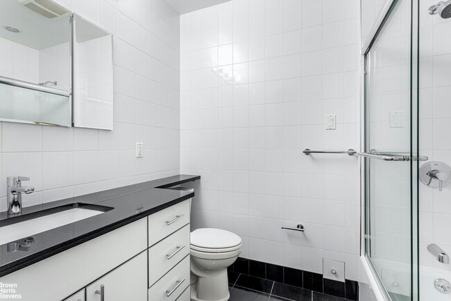 Building Photo - Big 3 Bedroom w/Private Balcony