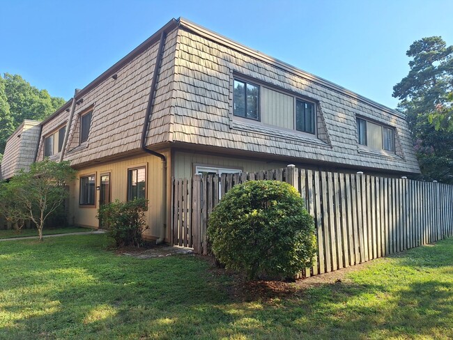 Building Photo - Remodeled Townhome