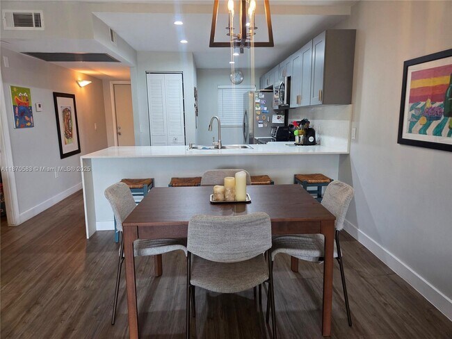 Building Photo - 9410 Poinciana Pl