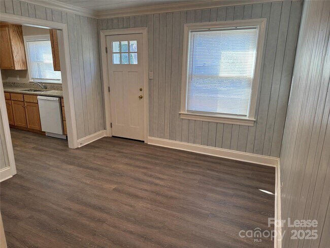 Building Photo - 213 Magnolia St