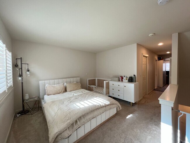 Building Photo - Incredible Forrest Park Townhome!! 2 bedroom, 2 bath, HUGE attached Garage!