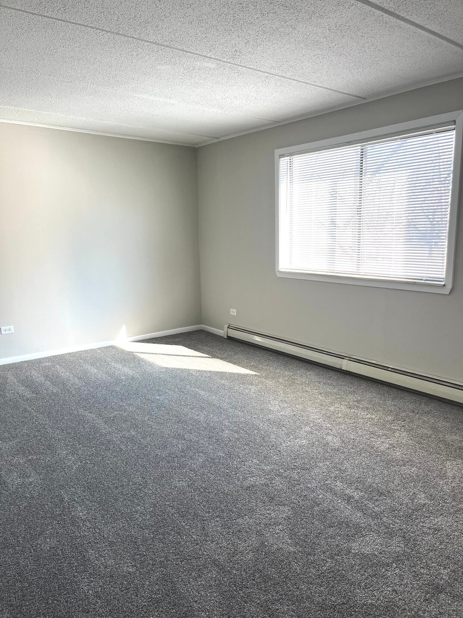 Building Photo - 15 E Maple St