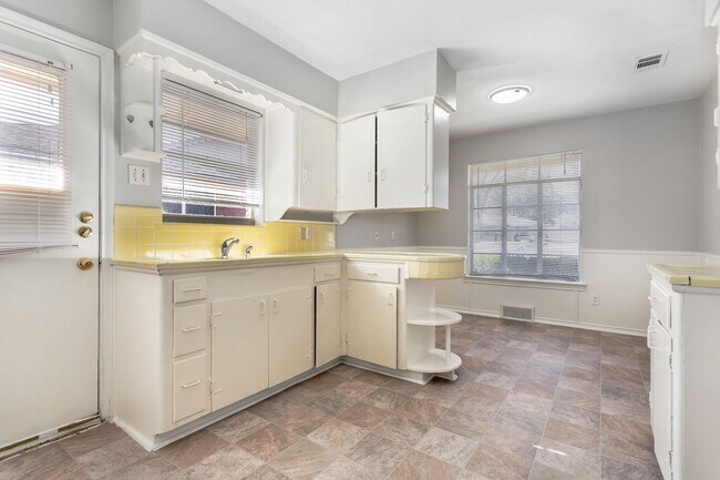 Building Photo - 6520/6522 SAINT MORITZ AVE